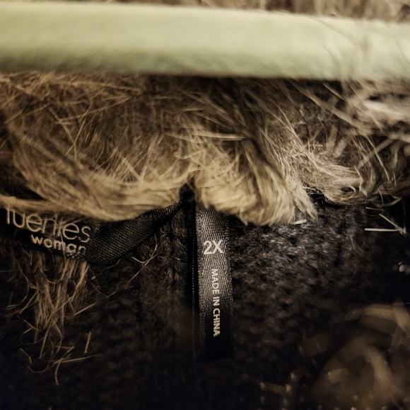 Beautiful Charcoal long cardigan sweater with fur collar. - Picture 3 of 3